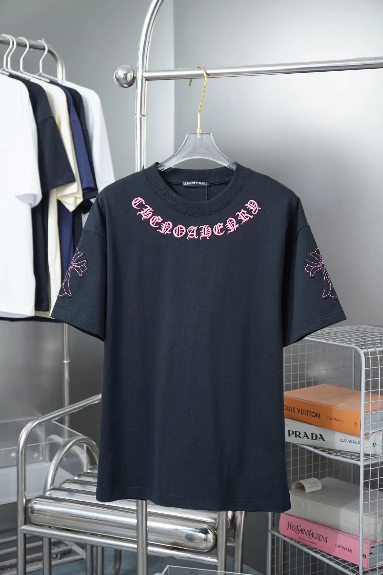 🅿️200 Ch*ome Hearte 25SS early spring new style, appliqué embroidered heart cross short sleeves, light luxury, essential item for daily commuting for men and women, correct version, welcome to compare, detailed features · 320g 100% pure cotton double yarn jersey fabric · Custom dyed in the same vat, special thickened 32 pieces double-strand 1X1 thread · Imported Tajima machine embroidery tatami embroidery ➕This cloth patch embroidery · Collar, cuffs, and hem hand-worn craftsmanship · Double-needle stitching across seams · Original main mark, washed tag, branded moisture-proof paper packaging Color: Black/White Size: S/M/L/XL